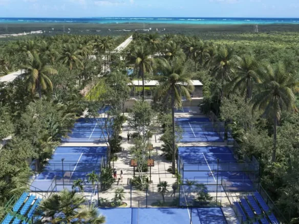 Vista aérea de las canchas de pádel y la selva – lote en SelvaReal, Playa del Carmen